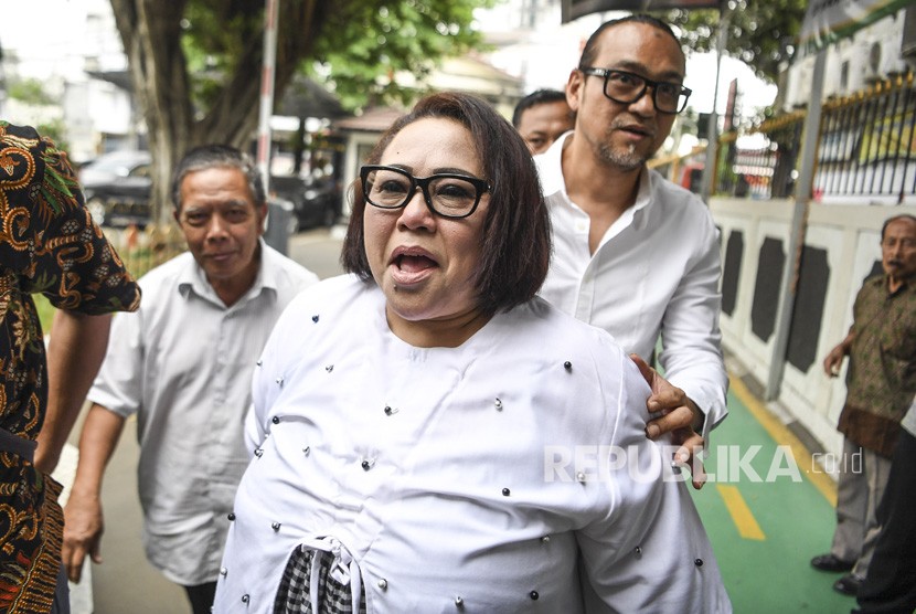 Komedian Tri Retno Prayudati atau Nunung (kedua kiri) dan suaminya July Jan Sambiran (kanan) tiba di Pengadilan Negeri Jakarta Selatan untuk menjalani sidang perdana di Jakarta, Rabu (2/10/2019). 