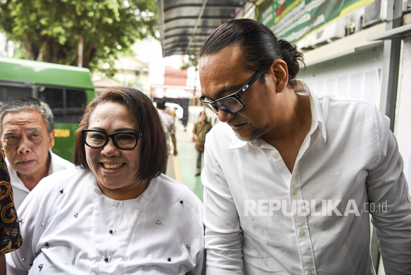 Komedian Tri Retno Prayudati atau Nunung (kiri) dan suaminya July Jan Sambiran (kanan) tiba di Pengadilan Negeri Jakarta Selatan untuk menjalani sidang perdana di Jakarta, Rabu (2/10/2019).