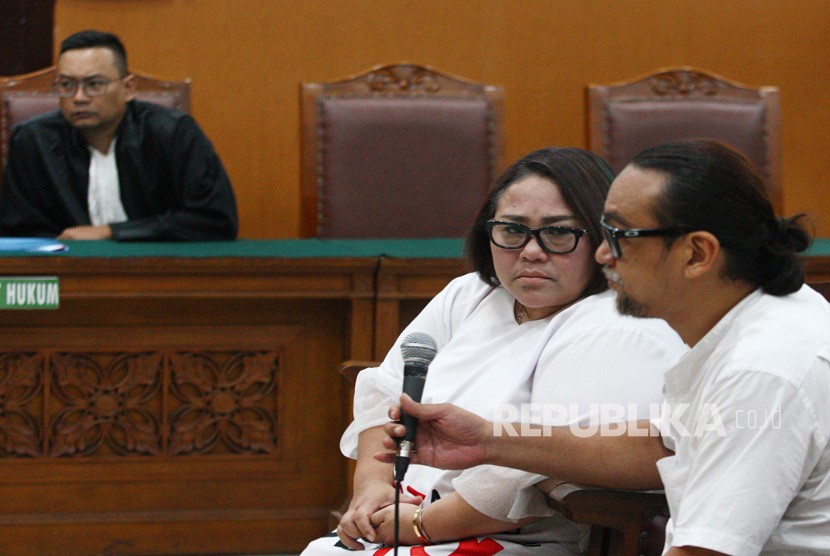 Komedian Tri Retno Prayudati atau Nunung (kiri) dan suaminya July Jan Sambiran (kanan) mengikuti sidang lanjutan atas kasus narkoba yang menjerat keduanya di PN Jakarta Selatan, Jakarta, Rabu (20/11/2019).