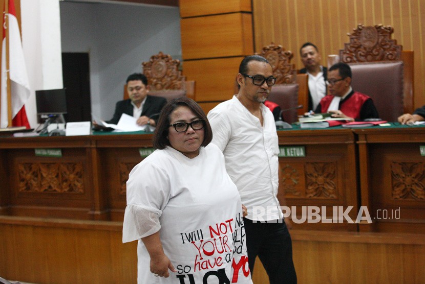 Komedian Tri Retno Prayudati atau Nunung (kiri) dan suaminya July Jan Sambiran (kanan) mengikuti sidang lanjutan atas kasus narkoba yang menjerat keduanya di PN Jakarta Selatan, Jakarta, Rabu (20/11/2019).