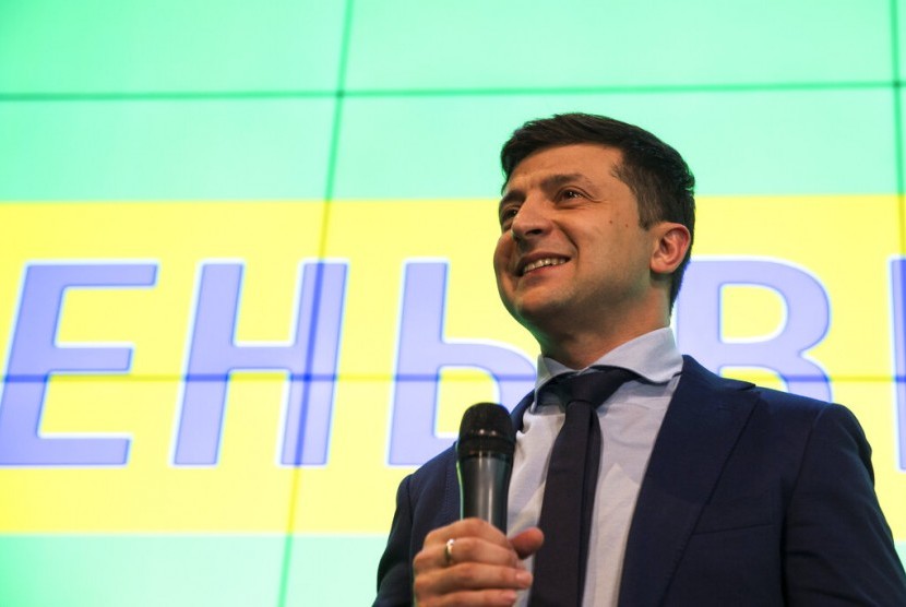 Komedian Ukraina Volodymyr Zelenskiy saat konferensi pers usai pemilihan presiden di Kiev, Ukraina, Ahad (31/3).