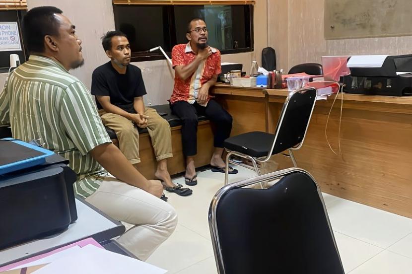 Komika Aulia Rakhman (tengah) di Markas Polda Lampung, Ahad (10/12/2023). Aulia sudah ditetapkan sebagai tersangka kasus dugaan penodaan agama. 