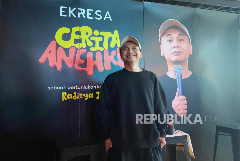 Komika Raditya Dika mengumumkan tur stand up bertajuk Cerita Anehku dalam konferensi pes di kawasan Mega Kuningan, Jakarta, Jumat (21/11/2025). 