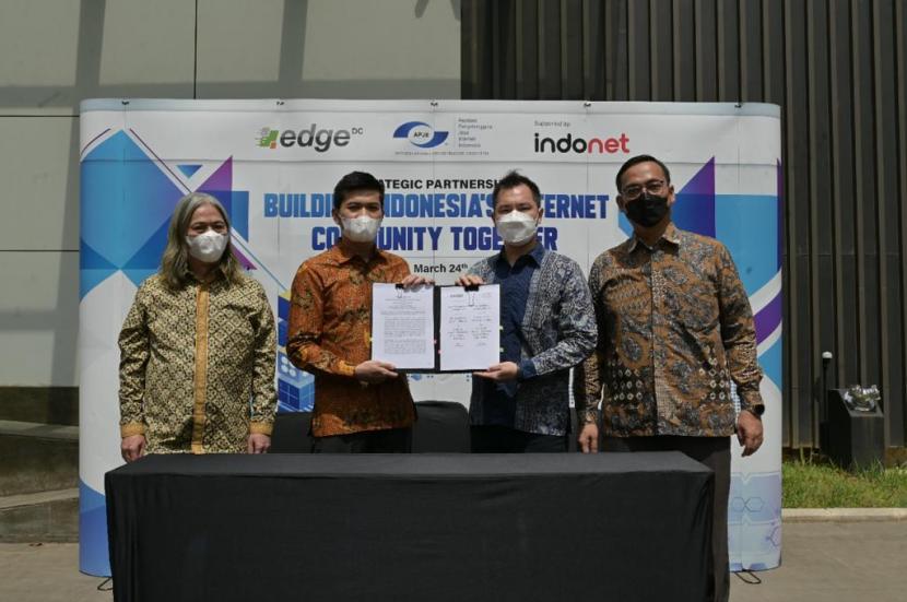 Komisaris dan Co-Founder Indonet Otto Toto Sugiri, Ketua Umum APJII Muhammad Arif, Head of Sales EDGE DC Anthony Jauw, dan Kabid APJII Syarif Lumintarjo (kiri ke kanan).