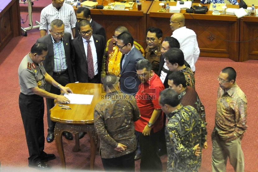 Komisaris Jenderal Badrodin Haiti menandatangai surat pernyataan menjadi Kapolri saat uji kelayakan dan kepatutan calon Kepala Polri (Kapolri) di Komisi III DPR RI, Jakarta, Kamis (16/4).(Republika/Agung Supriyanto).