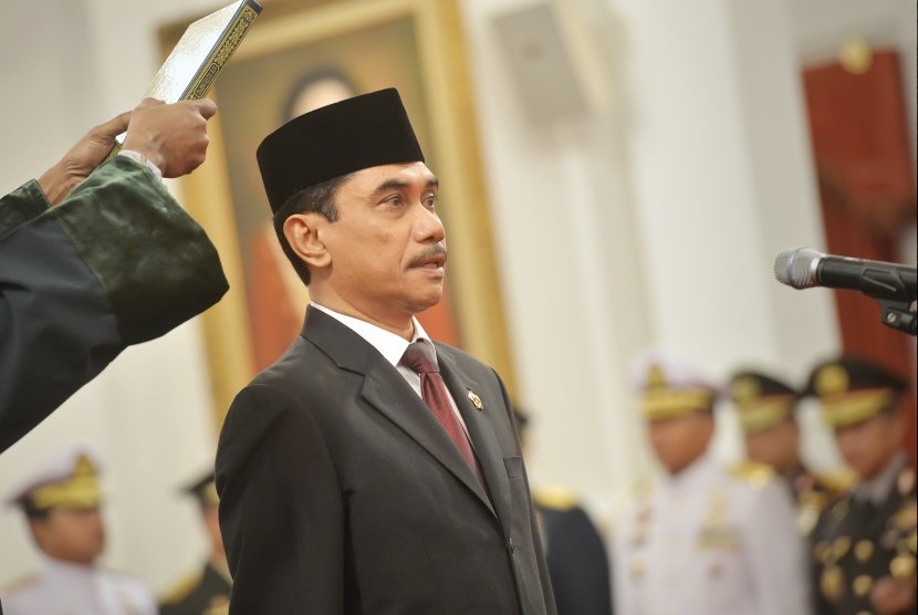 Komisaris Jenderal Polisi Suhardi Alius mengikuti pengucapan sumpah jabatan sebagai Kepala Badan Nasional Penanggulangan Terorisme (BNPT) yang dipimpin Presiden Joko Widodo saat pelantikan di Istana Negara, Jakarta, Rabu (20/7). 