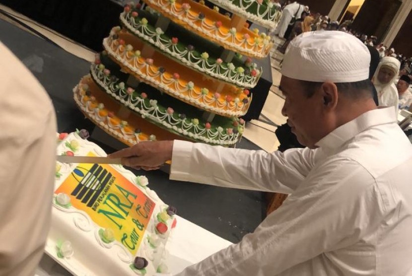 Komisaris NRA Group, Drs H Asrul Aziz Taba memotong kue milad ke-19 NRA Group.