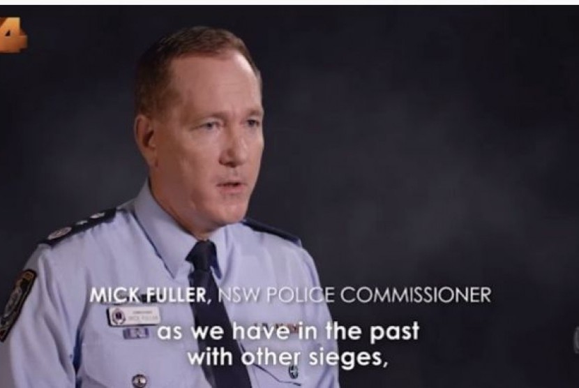 Komisaris Polisi NSW, berbicara kepada program Four Corners mengenai pengerahan kekuatan dalam penanganan peristiwa penyanderaan di Cafe Lindt, Sydney 3 tahun lalu.