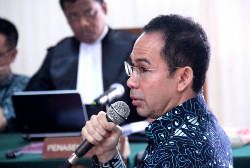  Komisaris PT Bali Pasifik Tubagus Chaeri Wardana alias Wawan (kanan) memberikan kesaksian saat persidangan terdakwa Manager Operasional PT Bali Pasifik Pragama Dadang Prijatna di Pengadilan Tipikor Serang, Banten, Selasa (22/9). 