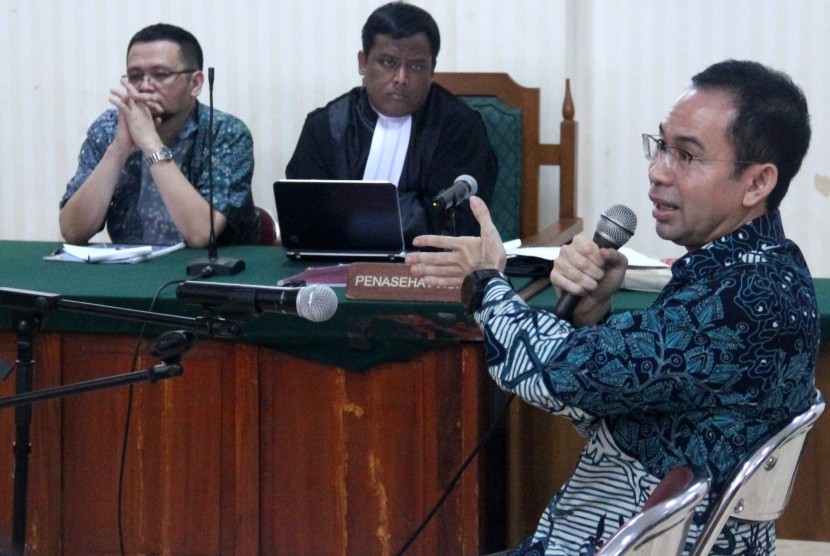 Komisaris PT Bali Pasifik Tubagus Chaeri Wardana alias Wawan (kanan) memberikan kesaksian saat persidangan terdakwa Manager Operasional PT Bali Pasifik Pragama Dadang Prijatna di Pengadilan Tipikor Serang, Banten, Selasa (22/9).