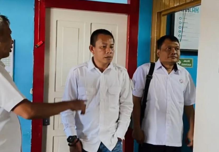 Komisaris PT Pelayaran Nasional Indonesia (Pelni), Dede Budhyarto alias Kang Dede (tengah).