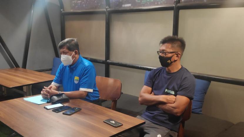 Direktur PT PBB Teddy Tjahjono (kanan) menolak permintaan PT LIB menggelar laga Bali United vs Persik di Stadion Kapten I Wayan Dipta.