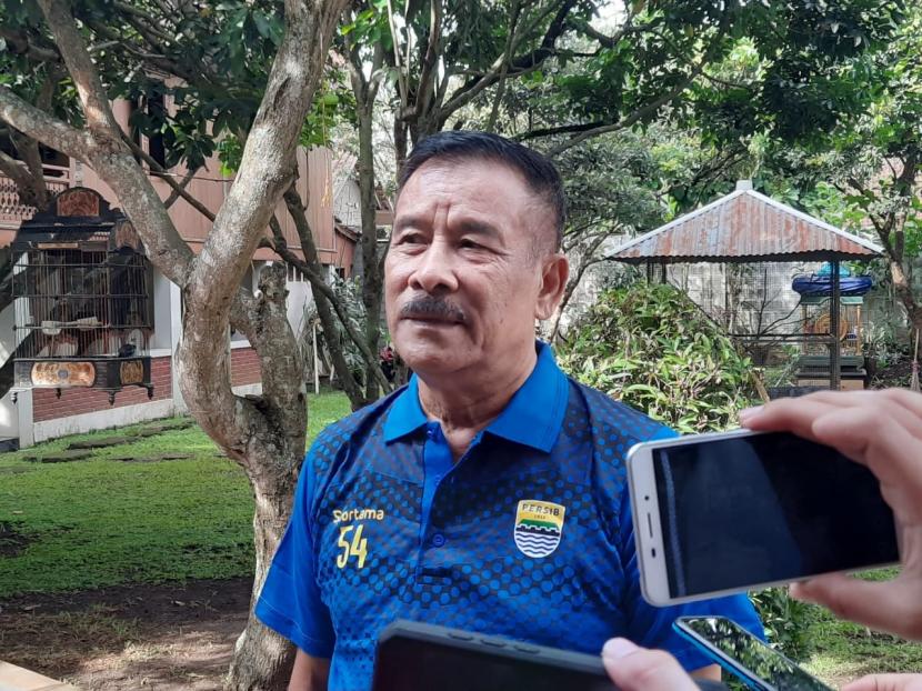 Komisaris PT Persib Bandung Bermartabat, Umuh Muchtar di kediamannya di Tanjunhsari, Sumedang, Rabu (24/6).
