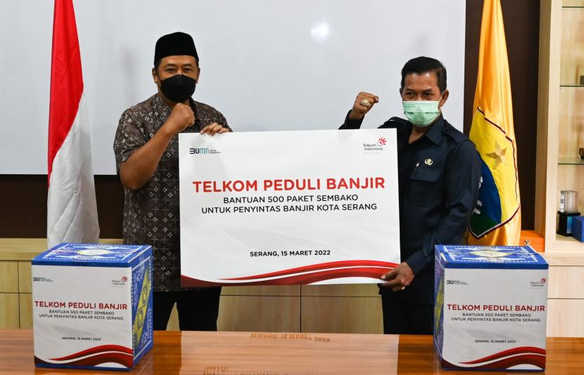 Komisaris Telkom Wawan Iriawan (kiri) menyerahkan simbolis bantuan Telkom Peduli Banjir Serang kepada Walikota Serang H. Syafrudin pada Selasa (15/3).