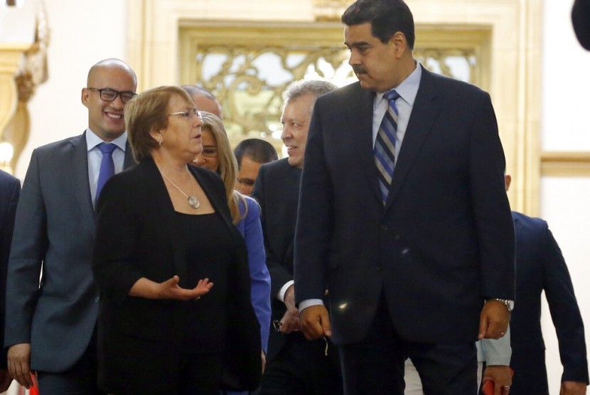 Komisaris Tinggi untuk Hak Asasi Manusia Perserikatan Bangsa-Bangsa (PBB) Michelle Bachelet (kiri) berbicara dengan Presiden Venezuela Nicolas Maduro di Caracas, Venezuela, Jumat (21/6).
