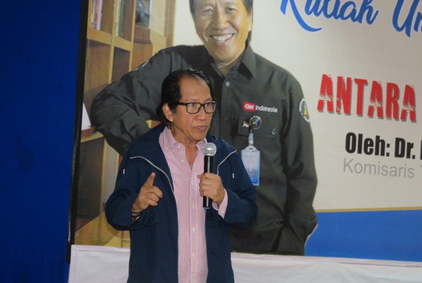Komisaris Trans Media, Dr Ishadi SK, saat menjadi pembicara tunggal pada kuliah umum dengan tema 'Dunia Jurnalisme, Antara Idealisme dan Bisnis' di Kampus 5 Universitas Ahmad Dahlan (UAD) Yogyakarta, Rabu (4/4).