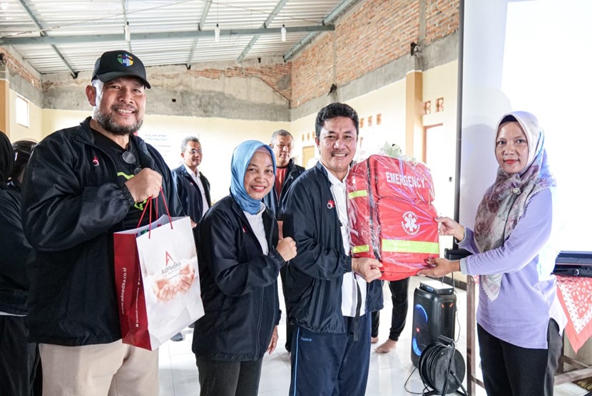  Komisaris Utama Admedika, Torkis Ropinda Sihombing (kedua dari kanan) menyerahkan secara simbolis paket kesehatan posyandu kepada Kader Kesehatan Dusun Jetis, Sri (paling kanan) disaksikan oleh Komisaris AdMedika, Guntur Setyanto (paling kiri) dan CEO AdMedika, Dwi Sulistiani (kedua dari kiri) pada program PodjokSehat, berkolaborasi dengan Puskesmas Colomadu II, Dusun Jetis, Desa Puspan Blulukan Colomadu, Jawa Tengah, beberapa waktu lalu.