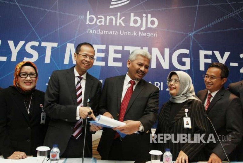 Komisaris Utama Bank BJB Klemi Subiyantoro (ketiga kanan) berbincang dengan Direktur Utama Ahmad Irfan (ketiga kiri), Direktur Komersial merangkap Direktur Konsumer Suartini (kiri), Direktur Keuangan Nia Kania (kedua kanan) dan Komisaris Independen Suarta (kanan) sebelum Paparan Kinerja Bank BJB tahun 2017 di Jakarta, Kamis (15/2). 