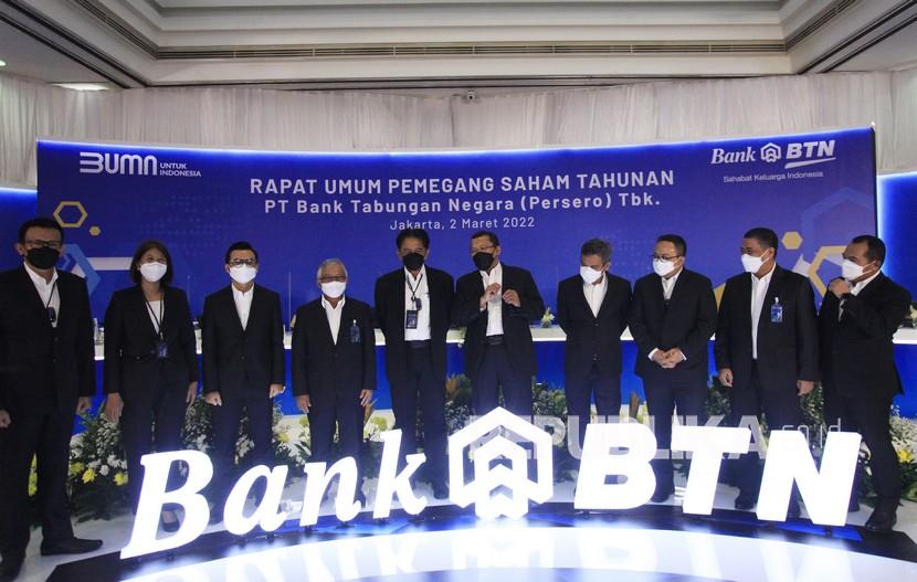 Komisaris Utama Bank BTN Chandra Hamzah (kelima kiri) bersama Direktur Utama Bank BTN Haru Koesmahargyo (kelima kanan) bersama jajaran direksi dan komisaris foto bersama saat Rapat Umum Pemegang Saham Tahunan (RUPST) Bank BTN di Jakarta, Rabu (2/3/2022). 