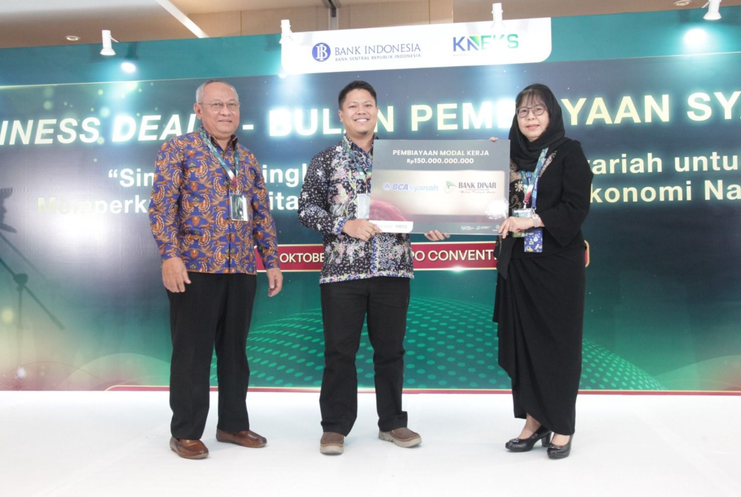 Komisaris Utama BPRS Dinar Ashri Zulkarnain Hasibuan, Direktur Utama BPRS Dina Ashri Mustaen, dan Direktur BCA Syariah Ina Widjaja berphoto bersama dalam kegiatan Business Deal Bulan Pembiayaan Syariah yang diselenggarakn oleh Bank Indonesia dan KNEKS di acara Indonesia Syariah Festival (ISEF), JIEXPO Kemayoran Jakarta, Jumat (10/10/2025).