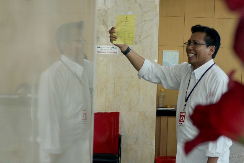 Komisaris Utama PT Adhi Karya (Persero) Tbk Fadjroel Rachman menunjukkan berkas setibanya di gedung KPK, Jakarta, Jumat (13/11). 