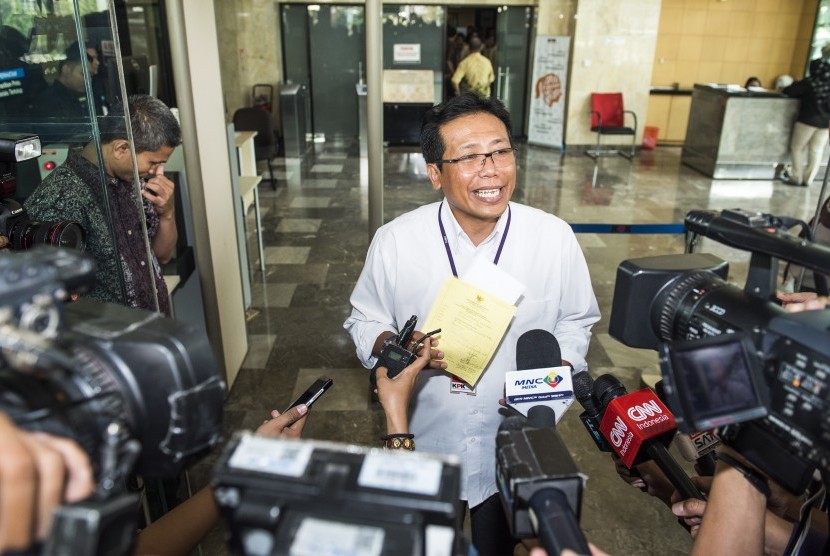 Komisaris Utama PT Adhi Karya (Persero) Tbk Fadjroel Rahman memberikan keterangan kepada wartawan saat tiba di gedung KPK, Jakarta, Jumat (13/11).