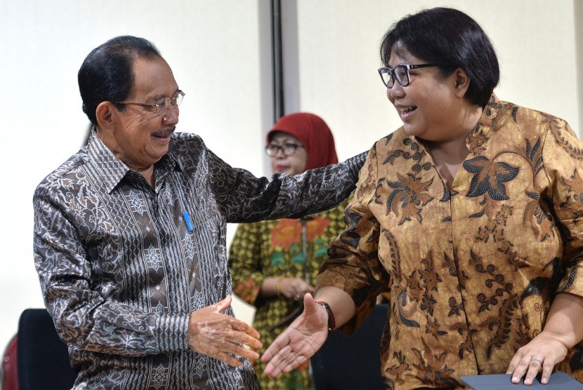 Komisaris Utama PT Pertamina (Persero) Tanri Abeng (kiri) memberikan ucapan selamat kepada Plt Dirut Pertamina Yenni Andayani (kanan) usai memberikan keterangan pers di Kementerian BUMN, Jakarta, Jumat (3/2). 