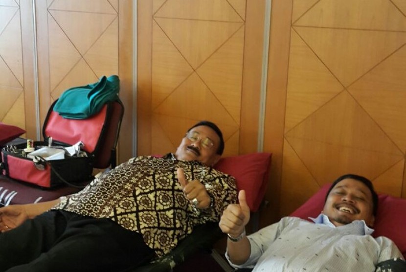 Komisaris Utama PT Surveyor Indonesia Djoko Purwongemboro (kiri) ikut mendonorkan darahnya.