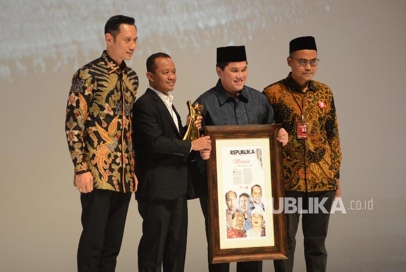 Komisaris Utama Republika Erick Thohir bersama Pemimpin Redaksi Republika Irfan Junaidi, Agus harimurti Yudhoyono dan Ketua Hipmi Bahlil Lahadia foto bersama usai penyerahan piala pada Tokoh Perubahan 2018 di Gedung Djakarta Theater, Jakarta