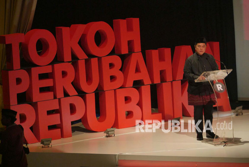 Komisaris Utama Republika Erick Thohir memberikan sambutan dalam acara penganugerahan Tokoh Perubahan Republika di Djakarta Theater, Jakarta Pusat, Selasa (10/4).