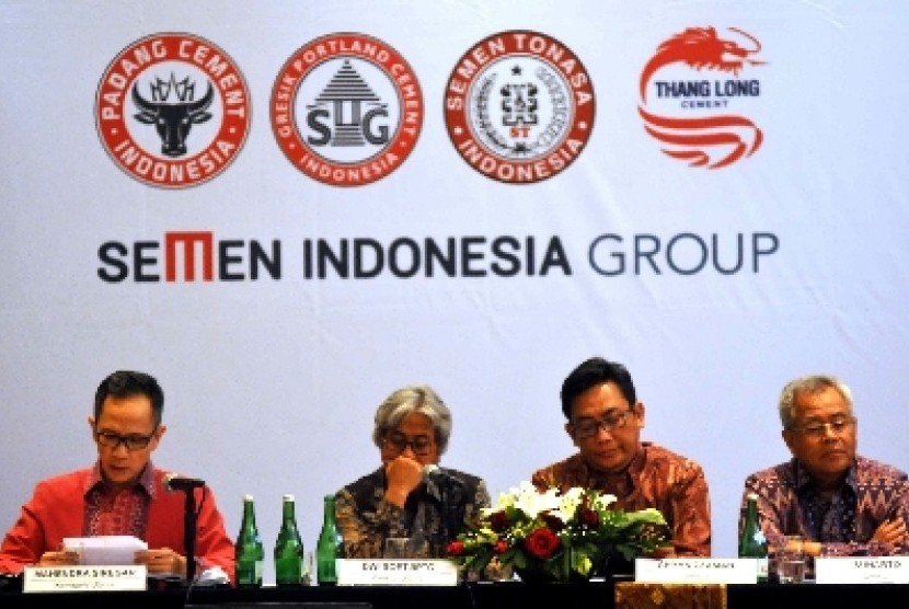 Komisaris Utama Semen Indonesia Mahendra Siregar, Dirut Dwi Soetjipto, Direktur Ahyanizzaman, dan Direktur Suharto saat acara RUPS Tahunan Semen Indonesia di Jakarta, Selasa (25/3).