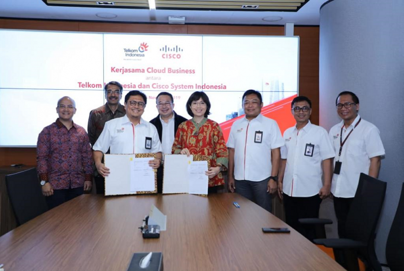  Komisaris Utama Telkom Indonesia Rhenald Kasali (tengah, baris belakang), Direktur Utama Telkom Indonesia Ririek Adriansyah (kedua dari kanan, baris belakang), Direktur Digital Business Telkom Indonesia Faizal R. Djoemadi (paling kanan, baris belakang), Managing Director Service Provider Cisco ASEAN Dharmesh Malhotra (kedua dari kiri, baris belakang), dan Director Operation - Service Provider Cisco Systems Indonesia Meygin Agustina (paling kiri, baris belakang) menyaksikan penandatanganan Non Disclosure Agreement kerjasama pengembangan bisnis cloud antara Telkom Indonesia dan Cisco Systems Indonesia yang dilakukan oleh SVP Media & Digital Business Telkom Indonesia Joddy Hernady (baris depan, kiri) bersama Country Services Delivery Manager Cisco Systems Indonesia Marcos Samosir (baris depan, kanan) di Jakarta, Senin (25/11).    