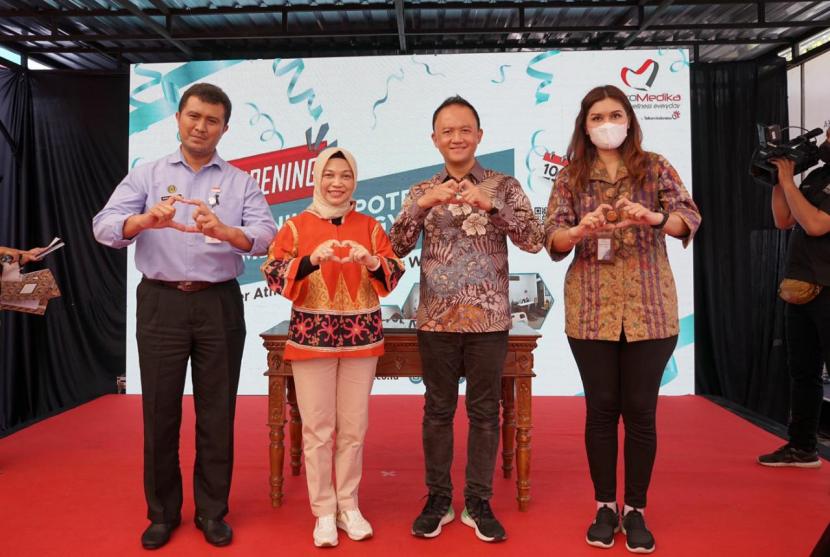 Komisaris Utama TelkoMedika Dwi Sulistiani (kedua dari kiri) berfoto bersama dengan Direktur Utama TelkoMedika Dicky Anfiadi (kedua dari kanan), usai peresmian Klinik dan Apotek TelkoMedika di Jl. Kenari, Yogyakarta (10/3).