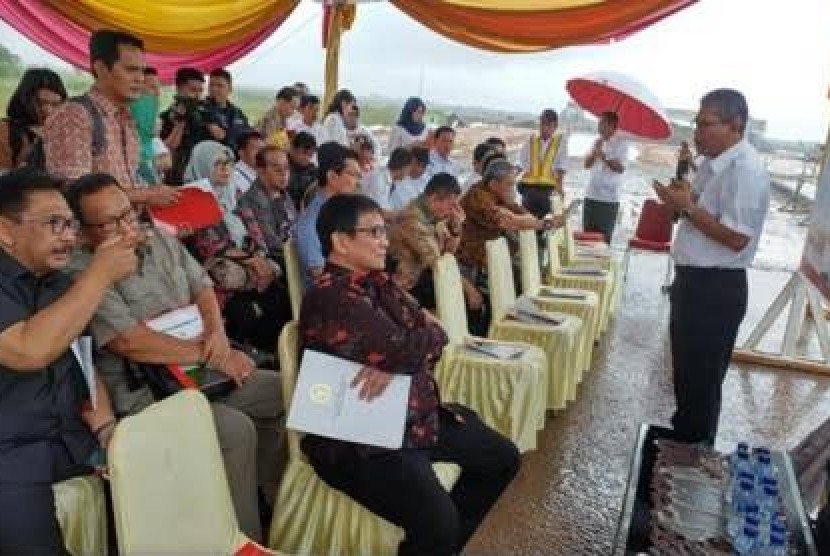 Komisi 6 DPR RI meninjau proyek jalan tol Palembang-Indralaya (Palindra) yang merupakan bagian dari jalan tol trans Sumatera, Selasa (28/2).