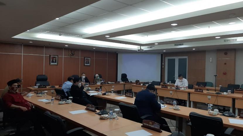 Komisi D mengadakan rapat dengar pendapat di gedung DPRD DKI, Jalan Kebon Sirih, Jakpus pada Senin (19/10), membahas longsor dan banjir di Jalan Damai Ciganjur.