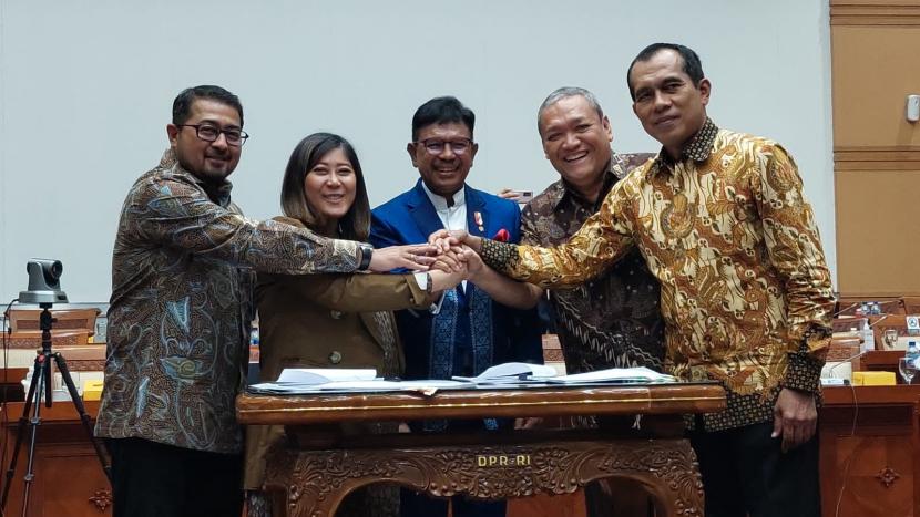 Komisi I DPR dan Menteri Komunikasi dan Informatika (Menkominfo) Johnny G Plate menyepakati pengambilan keputusan tingkat I atas RUU Perlindungan Data Pribadi (PDP) di Kompleks Parlemen, Jakarta, Rabu (7/9).
