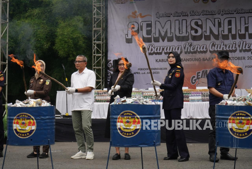 Komisi I DPRD Provinsi Jawa Barat memberikan apresiasi terhadap kinerja Direktorat Jenderal Bea dan Cukai (DJBC) Jawa Barat yang berhasil memusnahkan 6,8 juta batang rokok ilegal. 