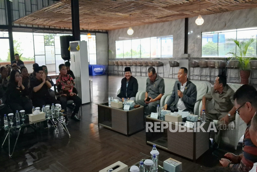 Komisi I DPRD Provinsi Jawa Barat menggelar Focus Group Discussion (FGD) bertema Evaluasi Laporan Kapasitas Daerah CDPOB di Provinsi Jawa Barat, Kamis (4/12/2025). 