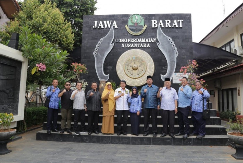 Komisi I DPRD Provinsi Jawa Barat meninjau Anjungan Jawa Barat di TMII, Jakarta, Selasa (19/11).