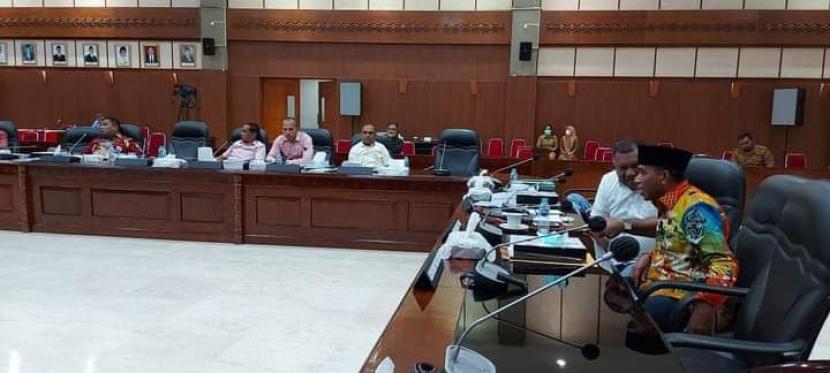 Komisi I DPRD Provinsi Maluku rapat bersama 16 mitra, dalam rangka membahas Kebijakan Umum Anggaran (KUA) Prioritas dan Plafon Anggaran Sementara (PPAS) RAPBD tahun anggaran 2022.