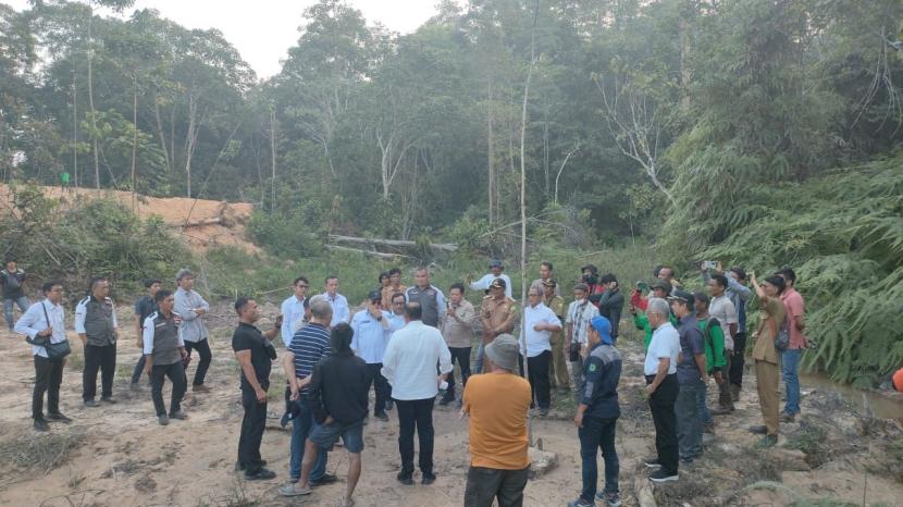 Komisi II DPR saat melakukan kunjungan untuk melihat batas wilayah Musi Banyuasin (Muba) dengan Musi Rawas Utara (Muratara).