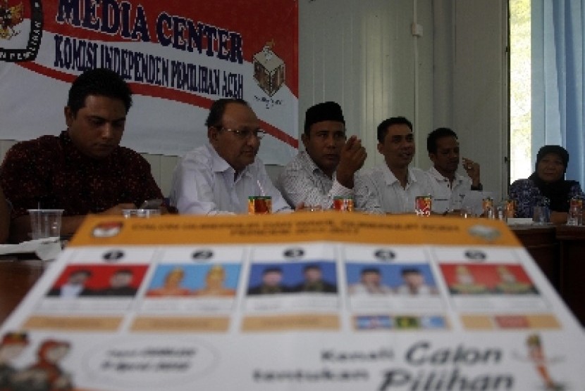 Komisi Independen Pemilihan (KIP) dan Panwaslu Provinsi Aceh menggelar konferensi pers tentang persiapan pemungutan suara pilkada gubernur/wakil gubernur serta 17 bupati/wakil bupati, wali kota/wakil wali kota di Banda Aceh.