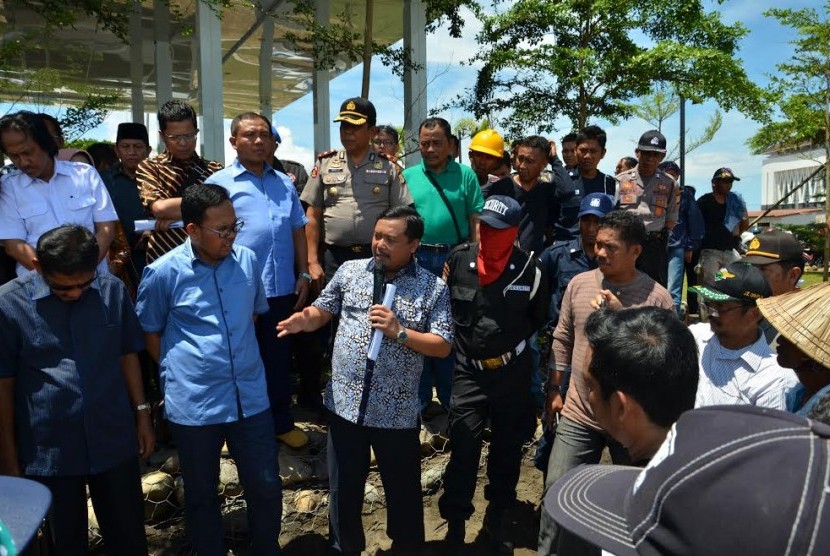 Komisi IV berdialog dengan masyarakat nelayan Pulau Lae-lae dan aktivis Wahana Lingkungan Hidup Indonesia (Walhi) Sulawesi Selatan mengenai penolakan reklamasi.