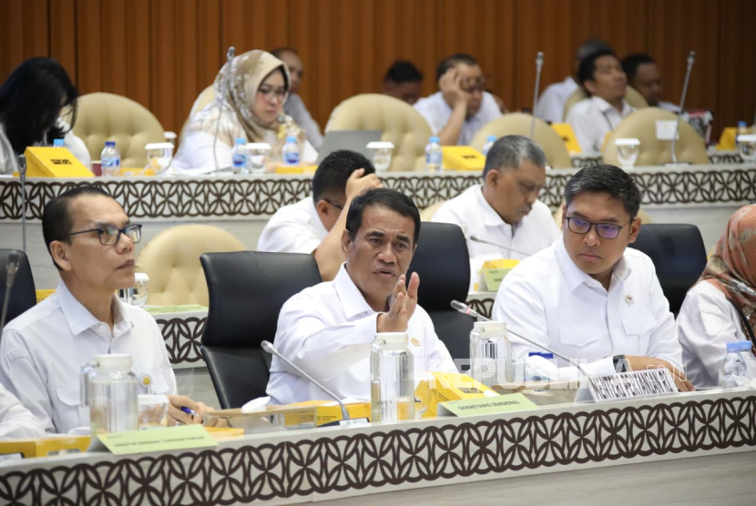 Komisi IV DPR mengapresiasi Mentan Amran Sulaiman atas produksi beras nasional yang surplus 3,7 juta ton. 