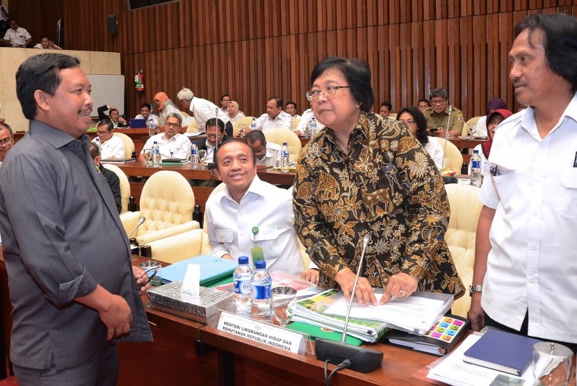 Komisi IV DPR RI menggelar rapat kerja dengan Menteri LHK, Siti Nurbaya Bakar, di Gedung Parlemen, Senayan, Jakarta, Rabu (5/4).