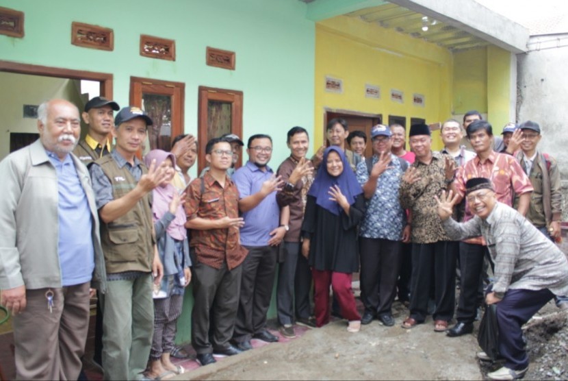 Komisi IV DPRD Provinsi Jabar saat meninjau program pembangunan rutilahu yang berada di Kecamtan Cigugur Tengah, Kota Cimahi, belum lama ini.