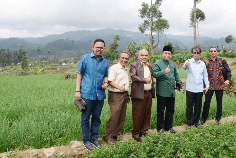 Komisi IV  meninjau ladang bawang di Desa Alam Endah,  Kec. Rancabali,  Kab.  Bandung,  Jawa Barat,  baru-baru ini. 