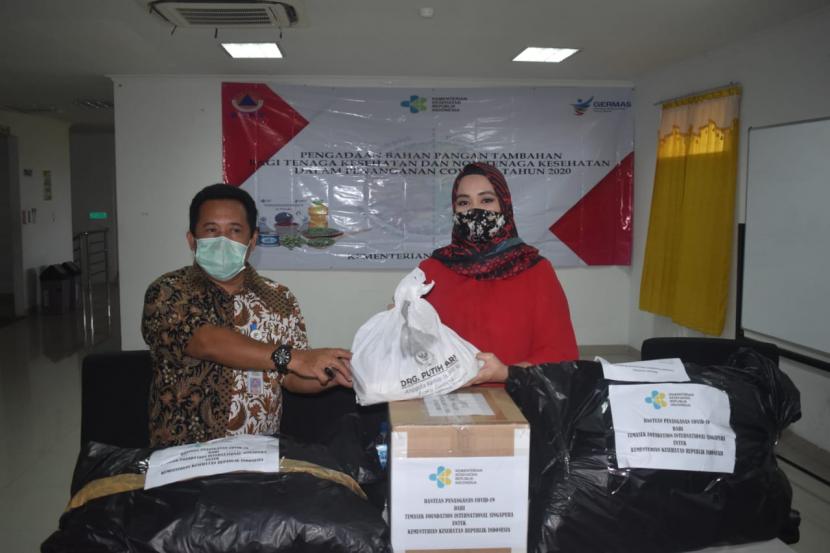 Komisi IX DPR RI drg. Putih Sari menyerahkan bantuan ventilator kepada RSUD Cabangbungin Kabupaten Bekasi (24/9).