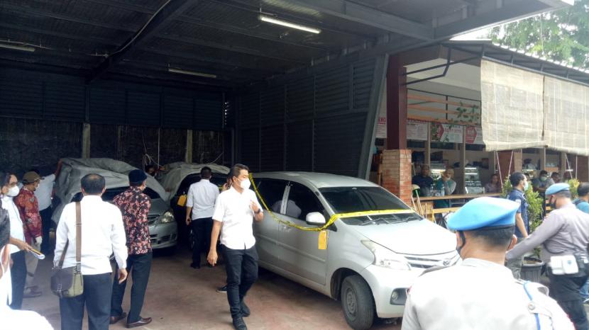 Komisi Nasional Hak Asasi Manusia (Komnas HAM) memeriksa kondisi tiga unit mobil yang digunakan Polisi dan Laskar Front Pembela Islam (FPI) saat bentrok dan menewaskan enam orang dari kubu FPI di Jalan Tol Jakarta-Cikampek, Senin (7/12) lalu. Mobil terparkir di Resmob Polda Metro Jaya, Jakarta Selatan, Senin (21/12).