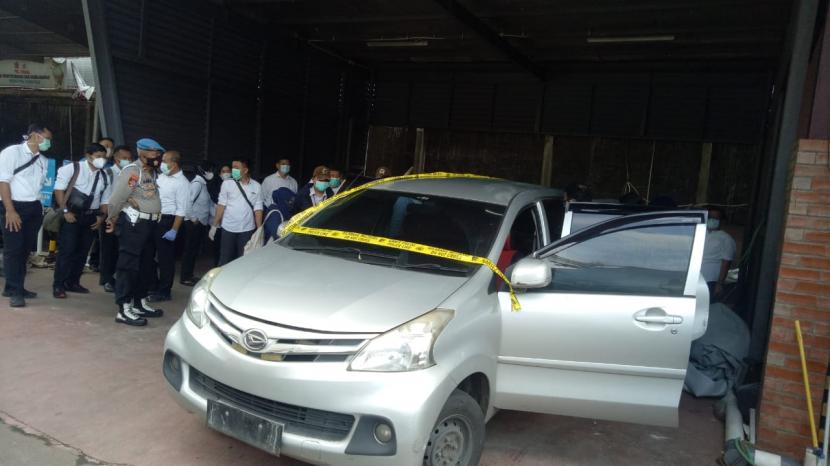 Komisi Nasional Hak Asasi Manusia (Komnas HAM) memeriksa kondisi tiga unit mobil yang digunakan Polisi dan Laskar Front Pembela Islam (FPI) saat bentrok dan menewaskan enam orang dari kubu FPI di Jalan Tol Jakarta-Cikampek, Senin (7/12) lalu. Mobil terparkir di Resmob Polda Metro Jaya, Jakarta Selatan, Senin (21/12).